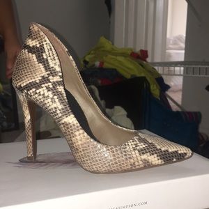 Jessica Simpson pumps